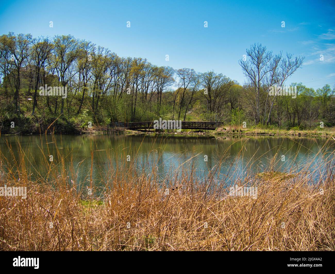Eine Metallbrücke über den Lake Lenexa im Black Hoof Park in Lenexa, Kansas Stockfoto