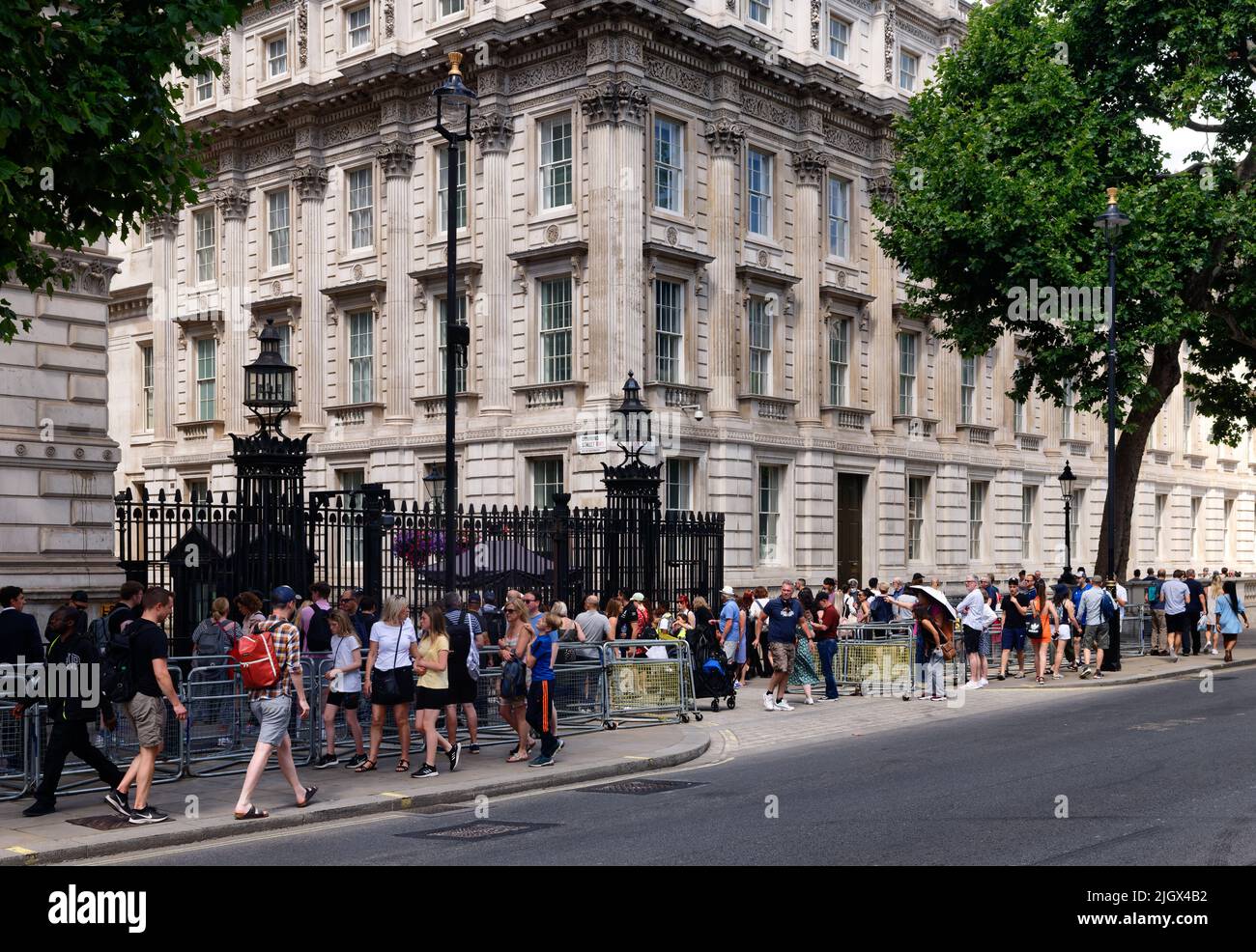 Touristen vor der Downing Street Nr. 10 am Tag nach dem Rücktritt von Boris Johnson Stockfoto