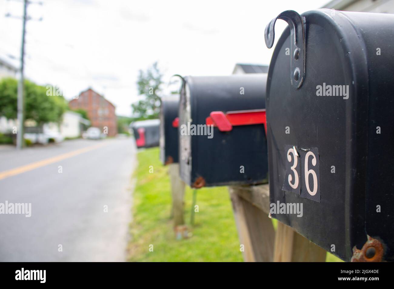 Reihe von suba Straße Holz und Metall Briefkästen Stockfoto