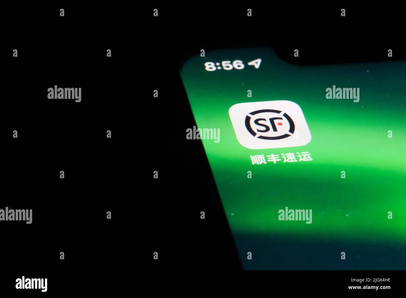 Shanghai, China-Feb 19. 2022: Nahaufnahme des Mobile App-Symbols von SF Express auf dem Telefonbildschirm. Ein chinesisches multinationales Liefer- und Logistikunternehmen Stockfoto