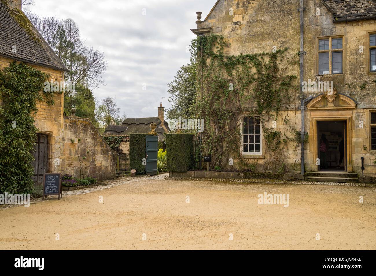 Haupthaus und Kapelle, Hidcote Manor Estate, Frühjahr, Chipping Campden, Glouscestershire UK Stockfoto