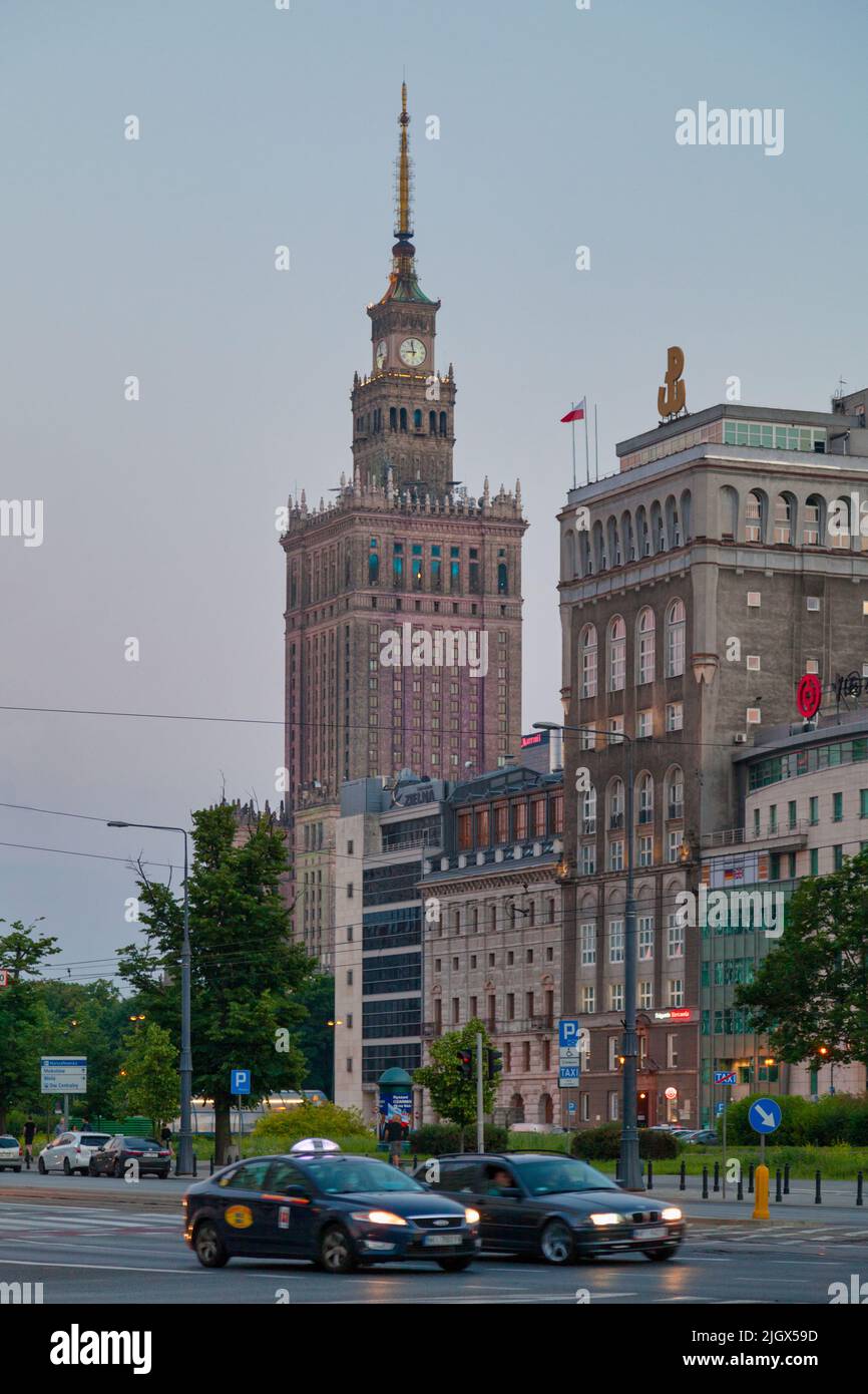 Warschau, Polen - 08 2019. Juni: Der Palast der Kultur und Wissenschaft ist ein bemerkenswertes 237 Meter hohes Gebäude, bekannt als die achte Schwester. Stockfoto Warschau, Polen - 08 2019. Juni: Der Palast der Kultur und Wissenschaft ist ein bemerkenswertes 237 Meter hohes Gebäude, bekannt als die achte Schwester. Stockfoto