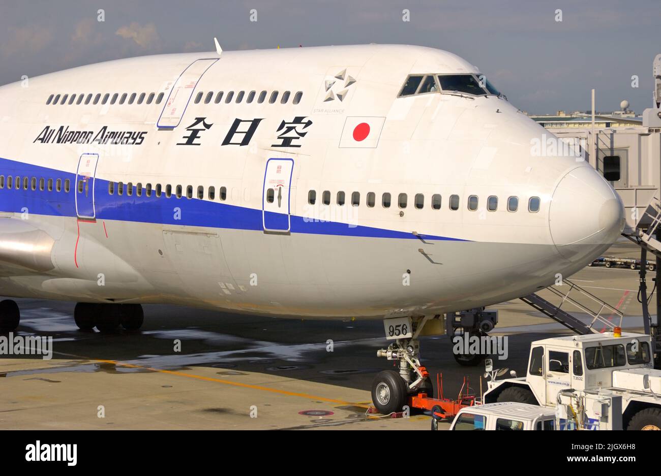 UM die Jahrhundertwende in Tokio begann ANA, die hochdichten Jumbo Jets auf Inlandsstrecken durch die moderne Boeing 777-300 zu ersetzen. Haneda JP Stockfoto