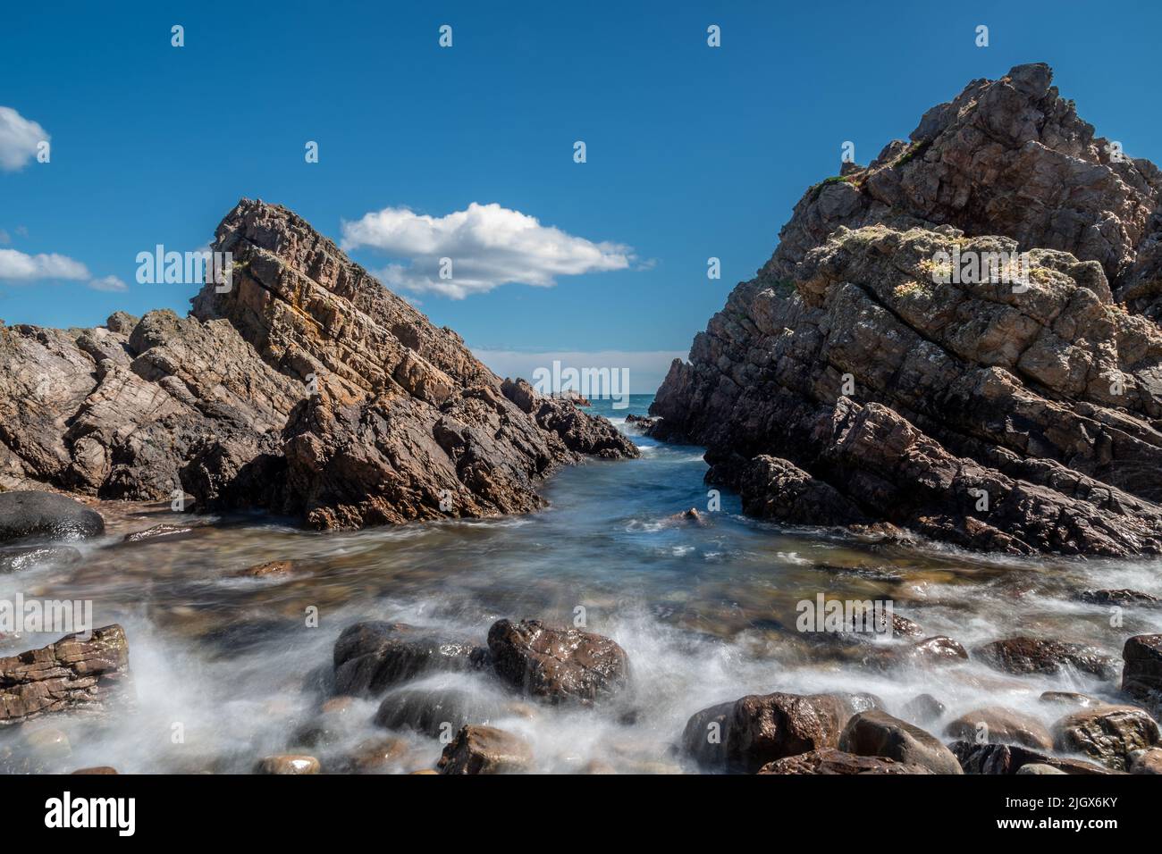 Ein natürlicher Meeresbogen in der Nähe von Portknockie an der Nordostküste Schottlands. Stockfoto