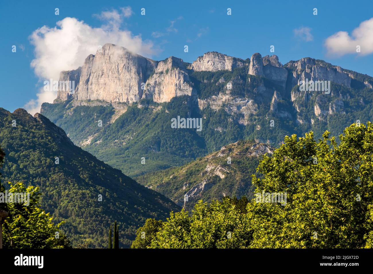 Die Bergkette Trois Becs ist eine markante Felsformation im Drôme-Tal, Frankreich Stockfoto
