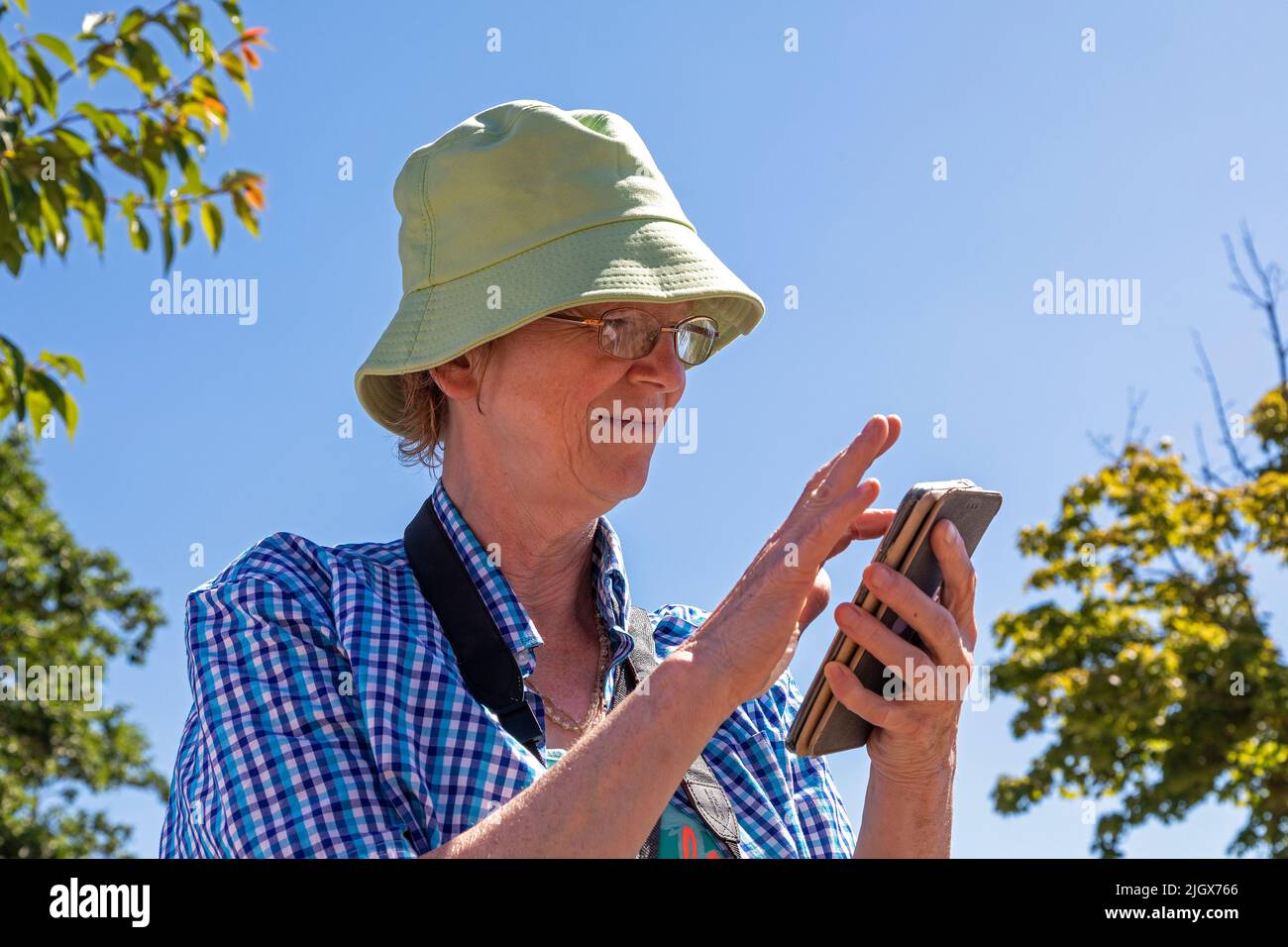 Ältere Frau mit Smartphone, Wustrow, Mecklenburg-Vorpommern, Deutschland Stockfoto