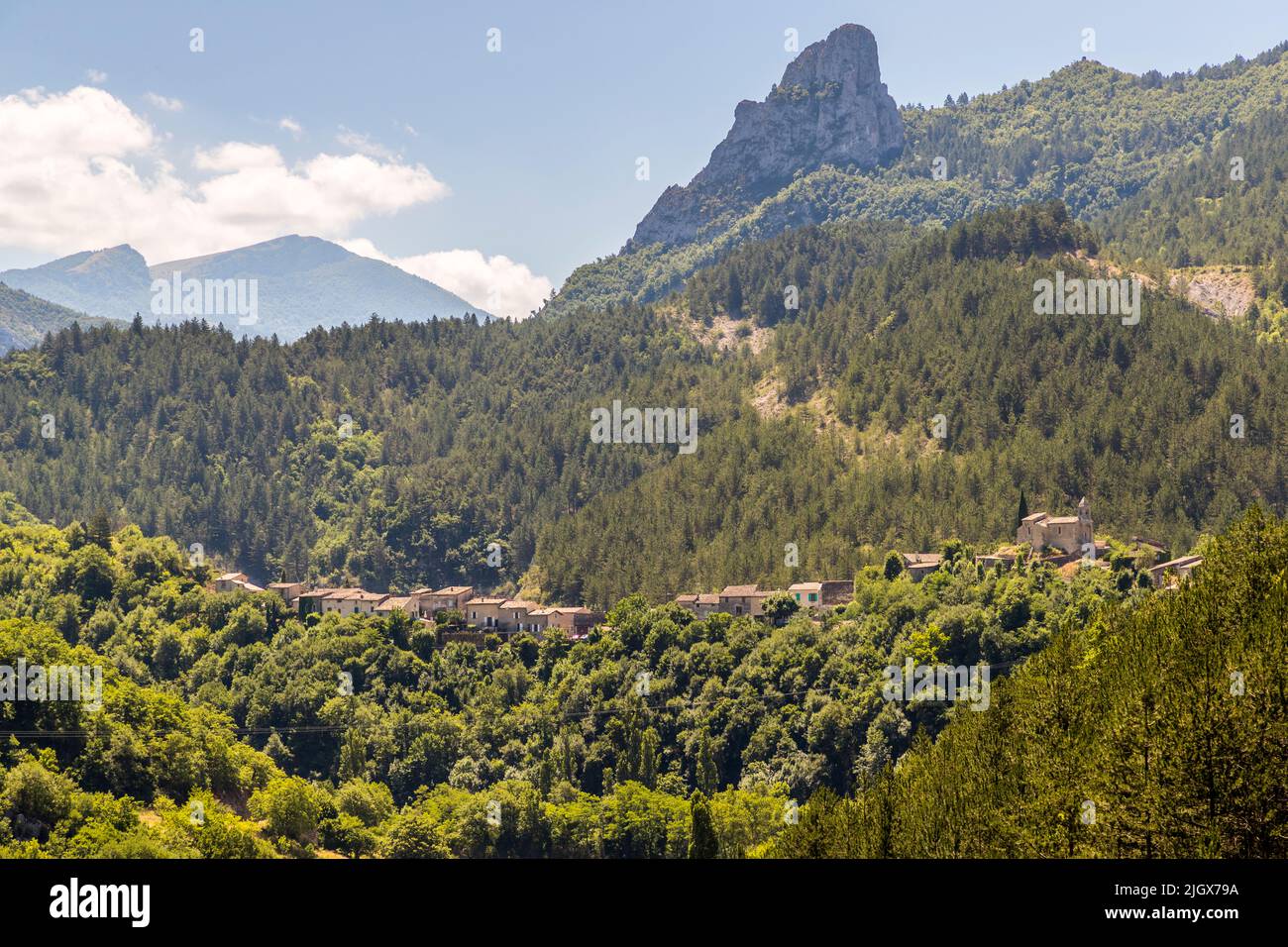 Erbaut auf einem Bergrücken mit Blick auf den Fluss Roanne, dem französischen Dorf Saint-Benoit-en-Diois Stockfoto