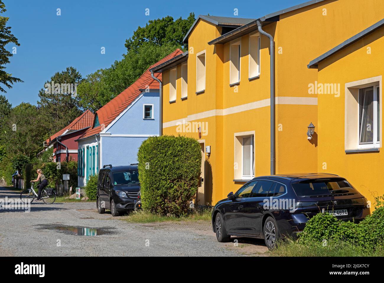 Bunte Häuser in einer Seitenstraße, Wustrow, Mecklenburg-Vorpommern, Deutschland Stockfoto