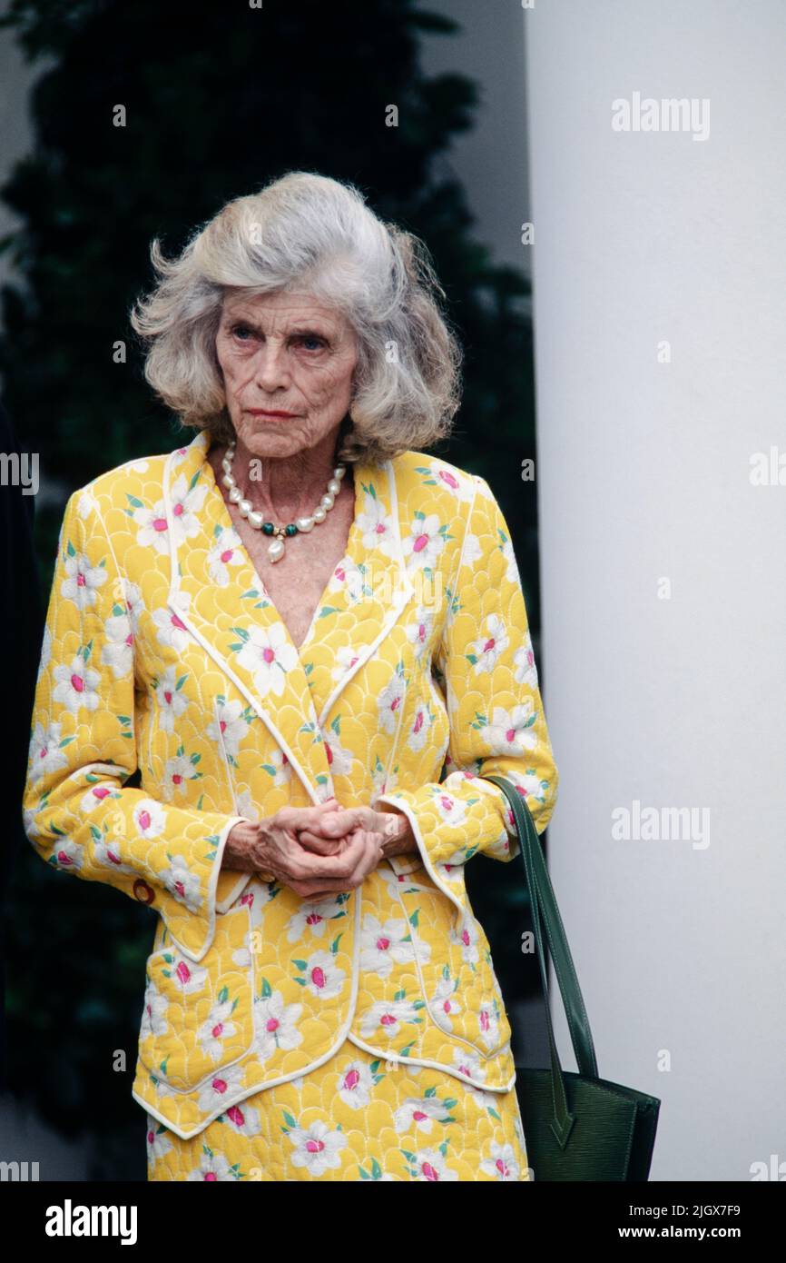 Eunice Kennedy Shriver, Gründerin der Special Olympics und Schwester von Präsident John F. Kennedy, hört zu, wie US-Präsident Bill Clinton während einer Veranstaltung anlässlich des 35.. Jahrestages des Friedenskorps im Rosengarten des Weißen Hauses am 8. Juni 1996 in Washington, D.C., die Rede hält Stockfoto