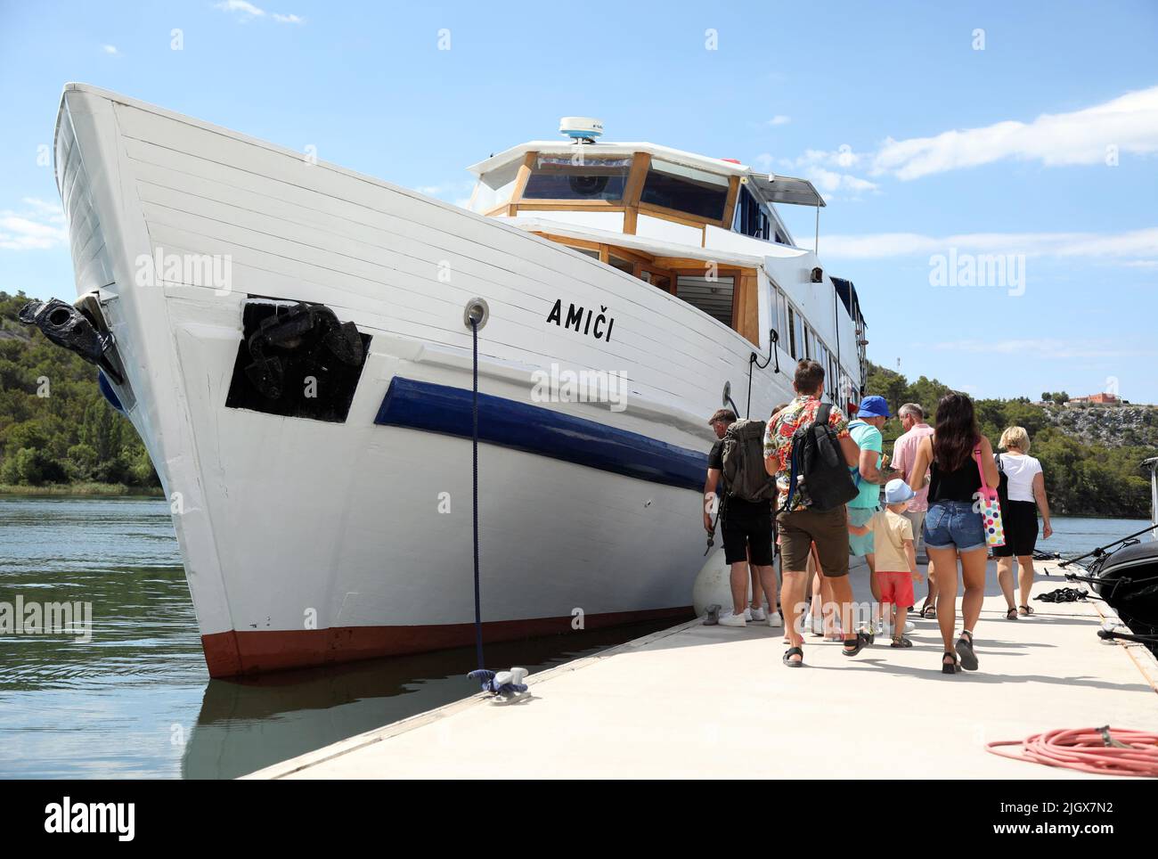 Gruppen von Touristen gesehen in Skradin, Kroatien am 13. Juli 2022. In Skradin warten Touristen auf die Touristenboote, die sie zum Nationalpark Krka, zu den Wasserfällen des Flusses Krka, bringen. Foto: Dusko Jaramaz/PIXSELL Stockfoto