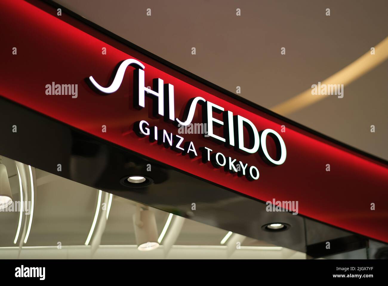 Shanghai, China – 12. Dezember 2021: Nahaufnahme Shiseido Logo auf Kosmetikgeschäft. Japanische Hautpflegemarke Stockfoto