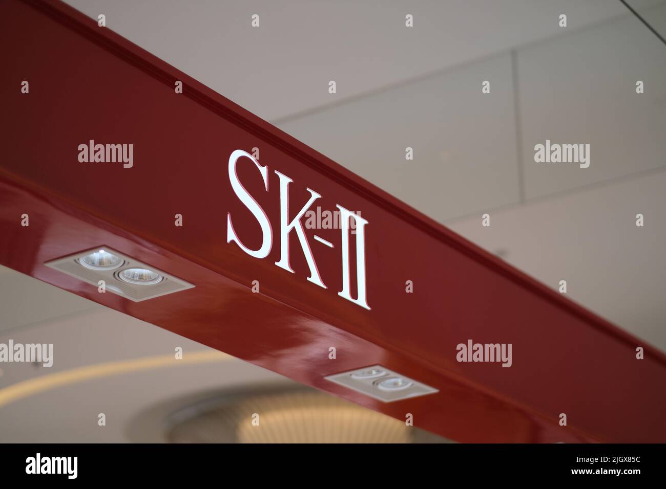 Shanghai, China – 12. Dezember 2021: Nahaufnahme des SK-II-Logos (SK2) auf dem Kosmetikgeschäft. Japanische Hautpflegemarke Stockfoto