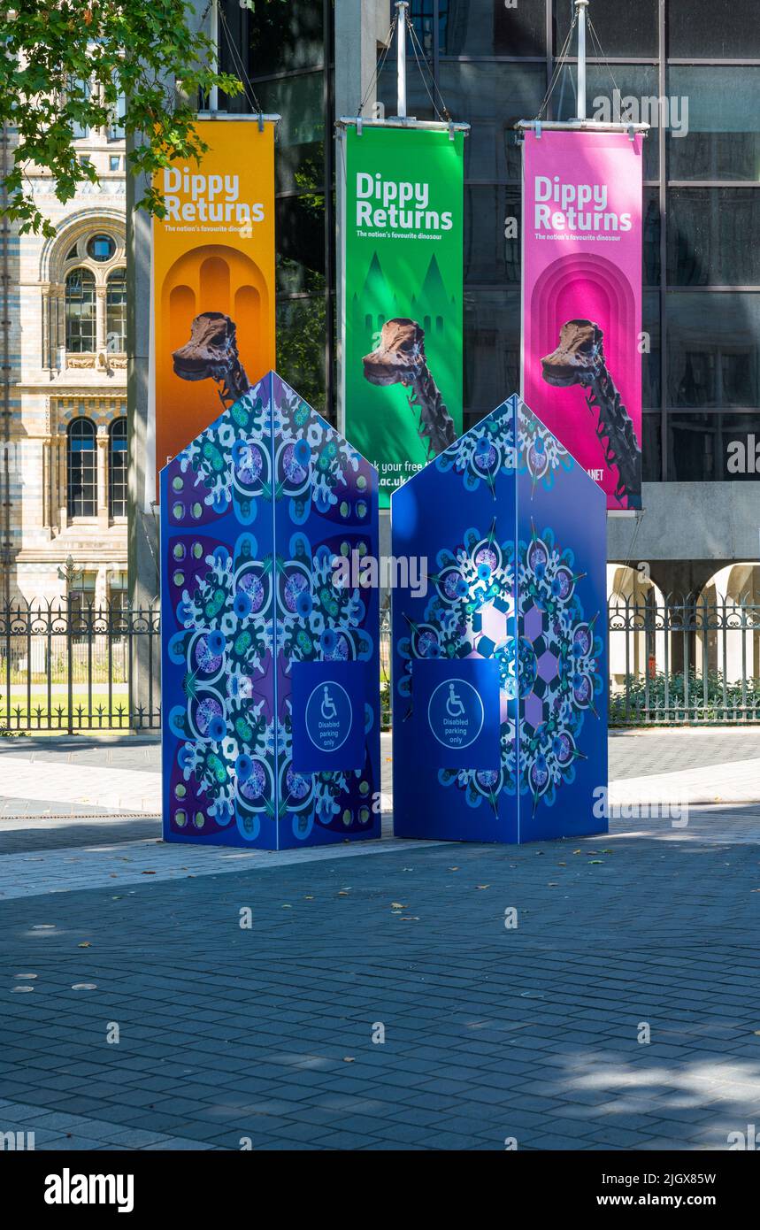 Werbebanner, auf denen die Rückkehr des Dippy, des Diplodocus-Dinosaurier-Skeletts, zum Natural History Museum angekündigt wird. South Kensington, London, England. Stockfoto
