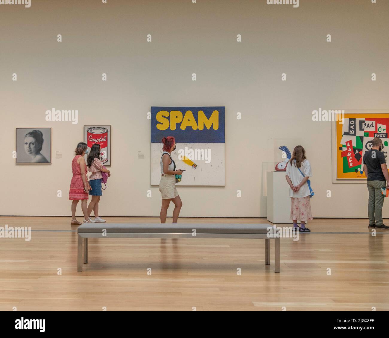 Los Angeles, CA, USA – 9. Juli 2022: Besucher sehen sich Gemälde im Flügel der modernen Kunst der LACMA in Los Angeles, CA an. Stockfoto