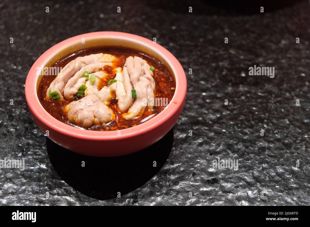 Mach das scharfe Schweinehirn auf dem Tisch dicht. Traditionelle chinesische Sichuan-Küche Stockfoto
