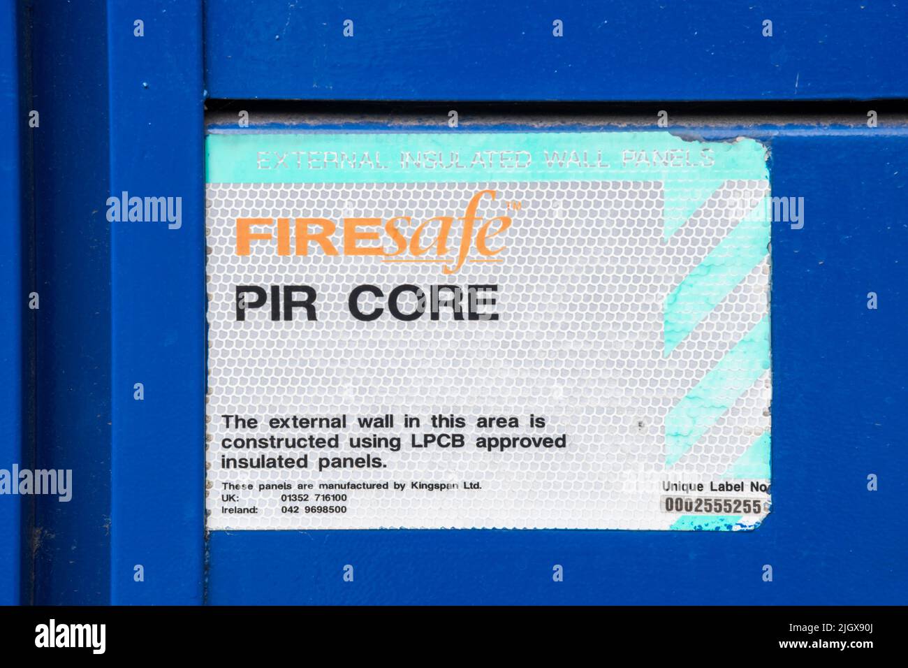 Auf dem Etikett an der Gebäudewand steht, dass die Konstruktion mit LPCB-geprüften externen isolierten Wandpaneelen mit Kingspan Firesafe PIR Core ausgeführt wurde. Stockfoto