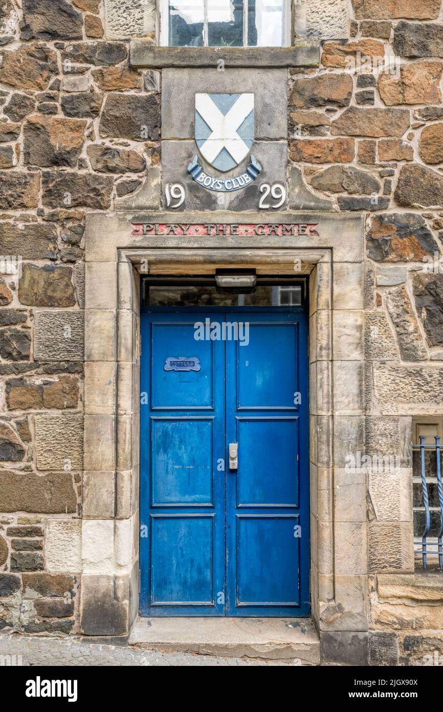 Spielen Sie das Spielmotto, das über der Tür des Boy's Club in der St John Street in der Altstadt von Stirling geschnitzt wurde. Stockfoto