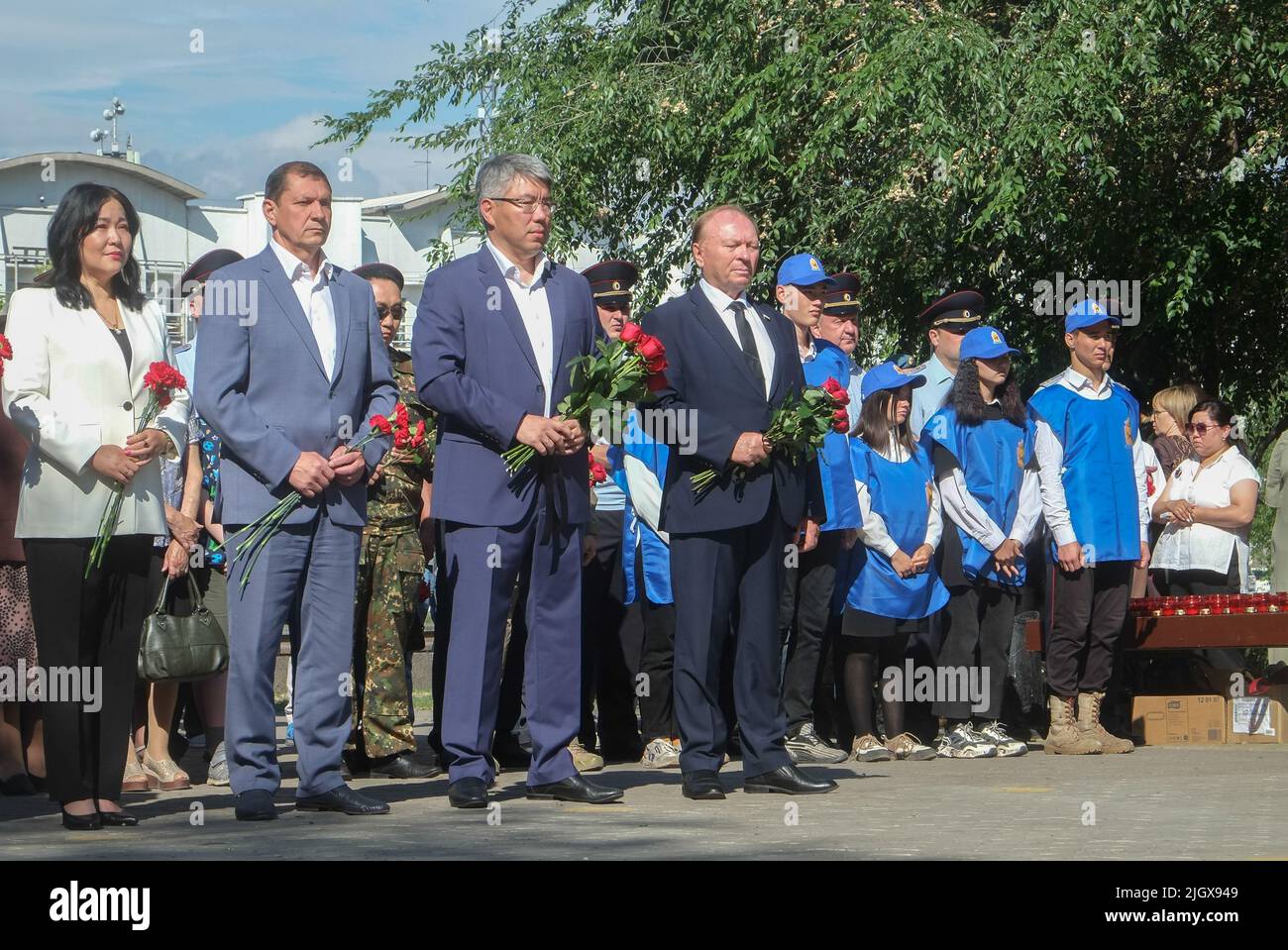 Der Chef der republik Burjatien, Aleksei Tsydenov, und andere Beamte nehmen an einer Zeremonie in Ulan-Ude Teil, die an den 81.. Jahrestag der deutschen Invasion in die Sowjetunion erinnert Stockfoto