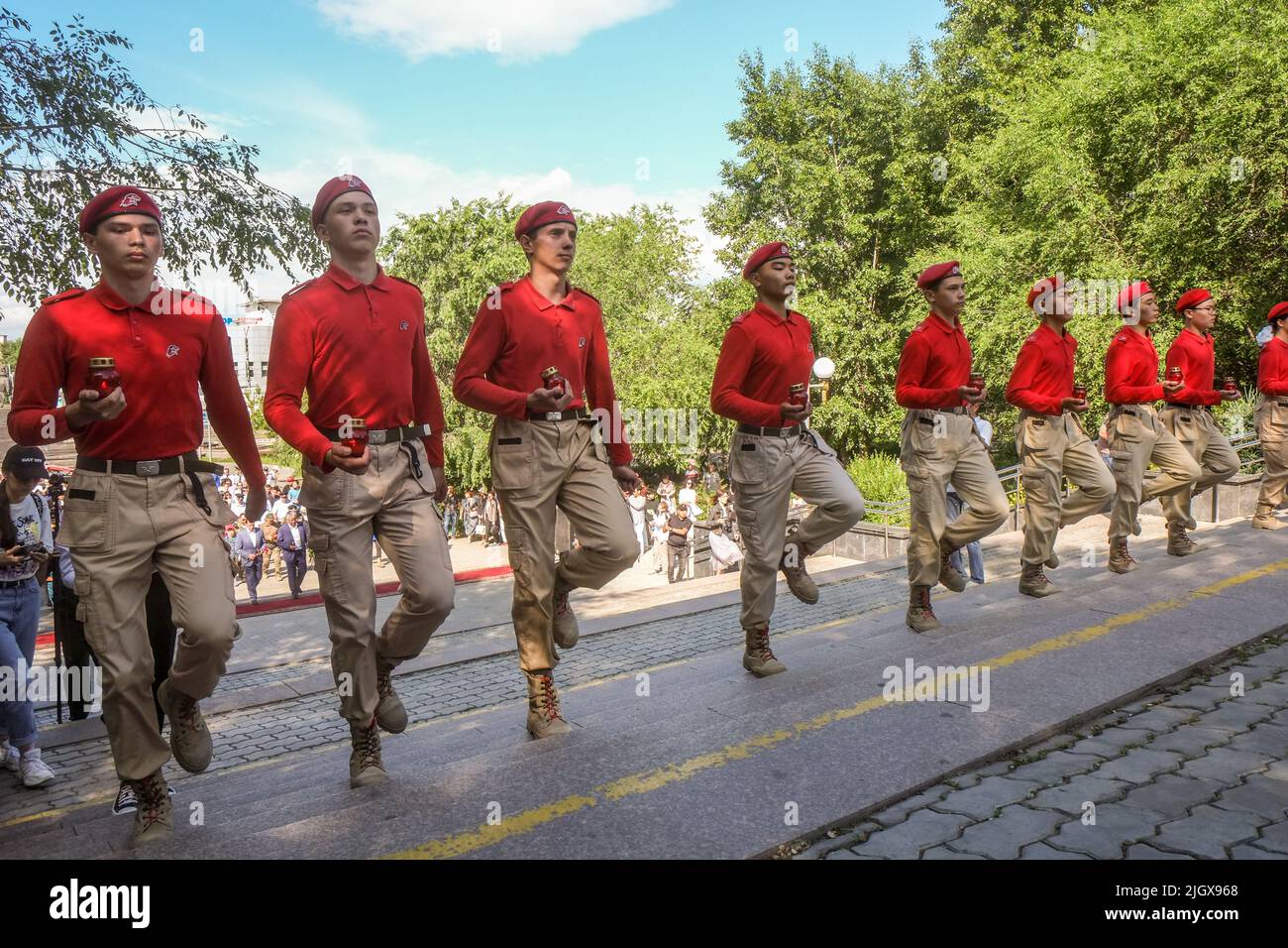 Mitglieder einer patriotischen Jugendbewegung nehmen an einer Zeremonie in Ulan-Ude Teil, die an den 81.. Jahrestag der deutschen Invasion in die Sowjetunion erinnert Stockfoto