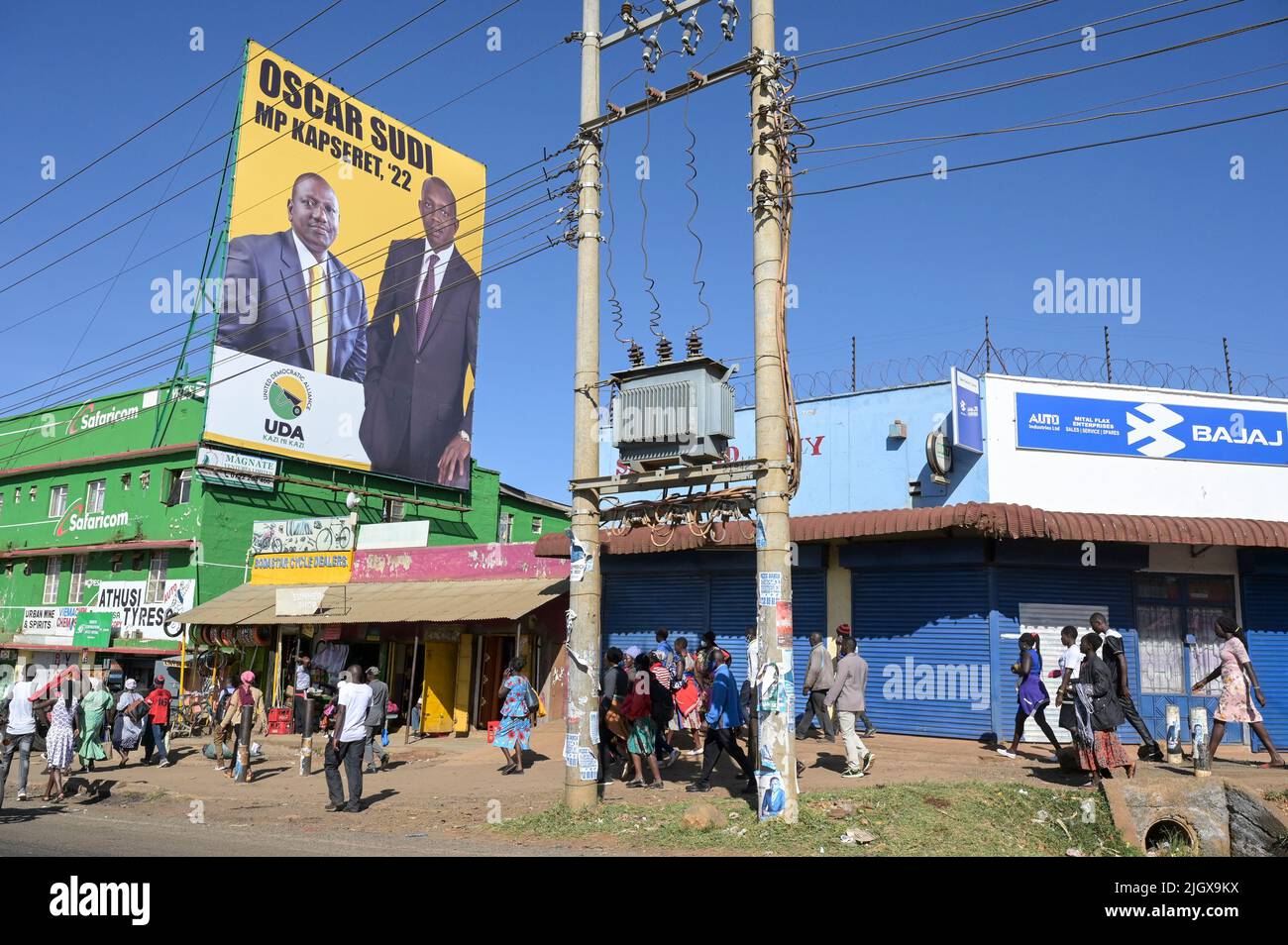 KENIA, Eldoret, Stadtzentrum, Plakatwand der United Democratic Alliance (UDA), ursprünglich Partei der Entwicklung und Reformen genannt, gegründet von William Ruto / KENIA, Eldoret, Stadtzentrum, Wahlwerbung der UDA für Wahlen 2022, Schubkarren Symbol Stockfoto