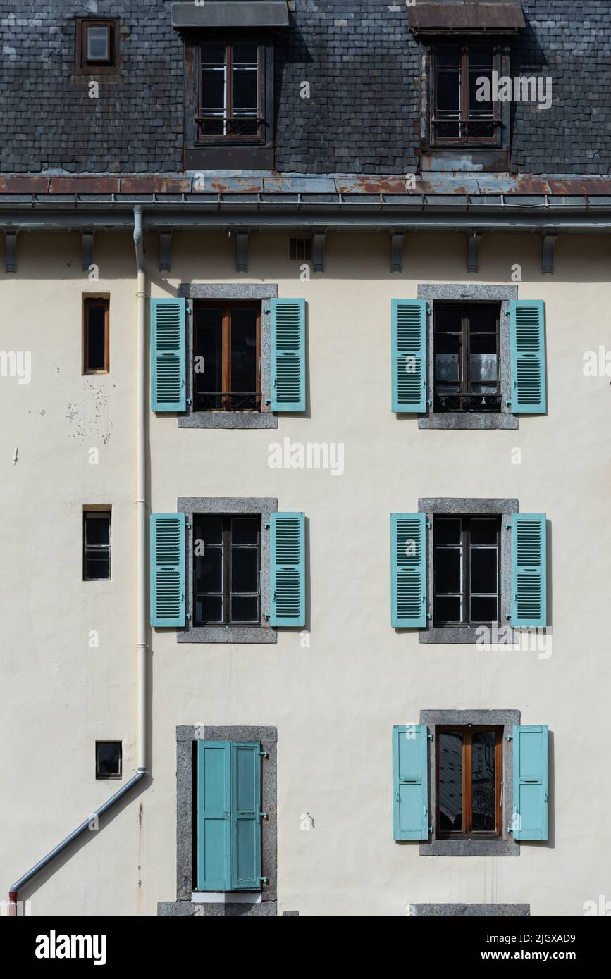 Fensterläden in der klassischen Fassade des Mehrfamilienhauses in Chamonix, Frankreich Stockfoto