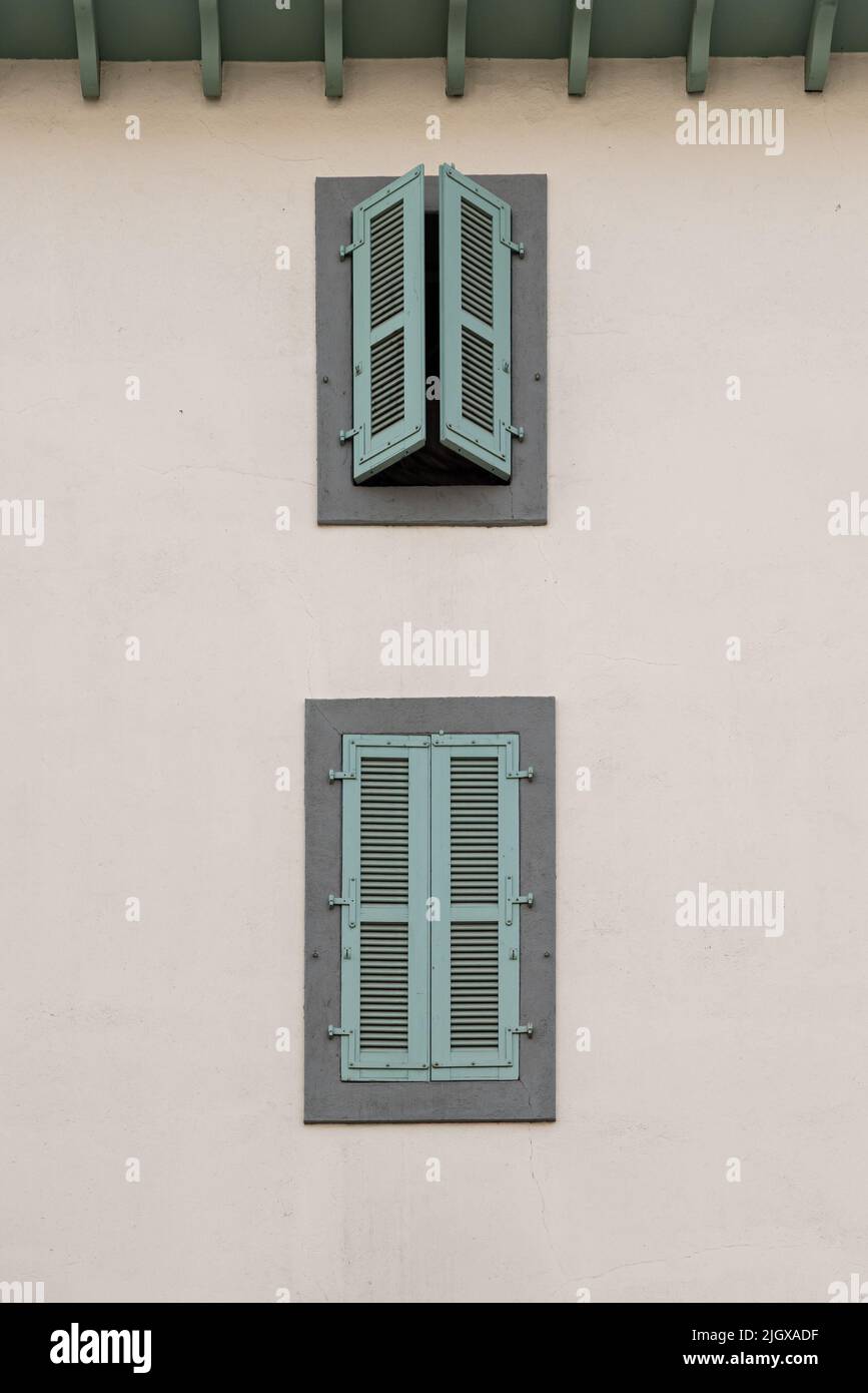 Fensterläden in der klassischen Fassade des Mehrfamilienhauses in Chamonix, Frankreich Stockfoto