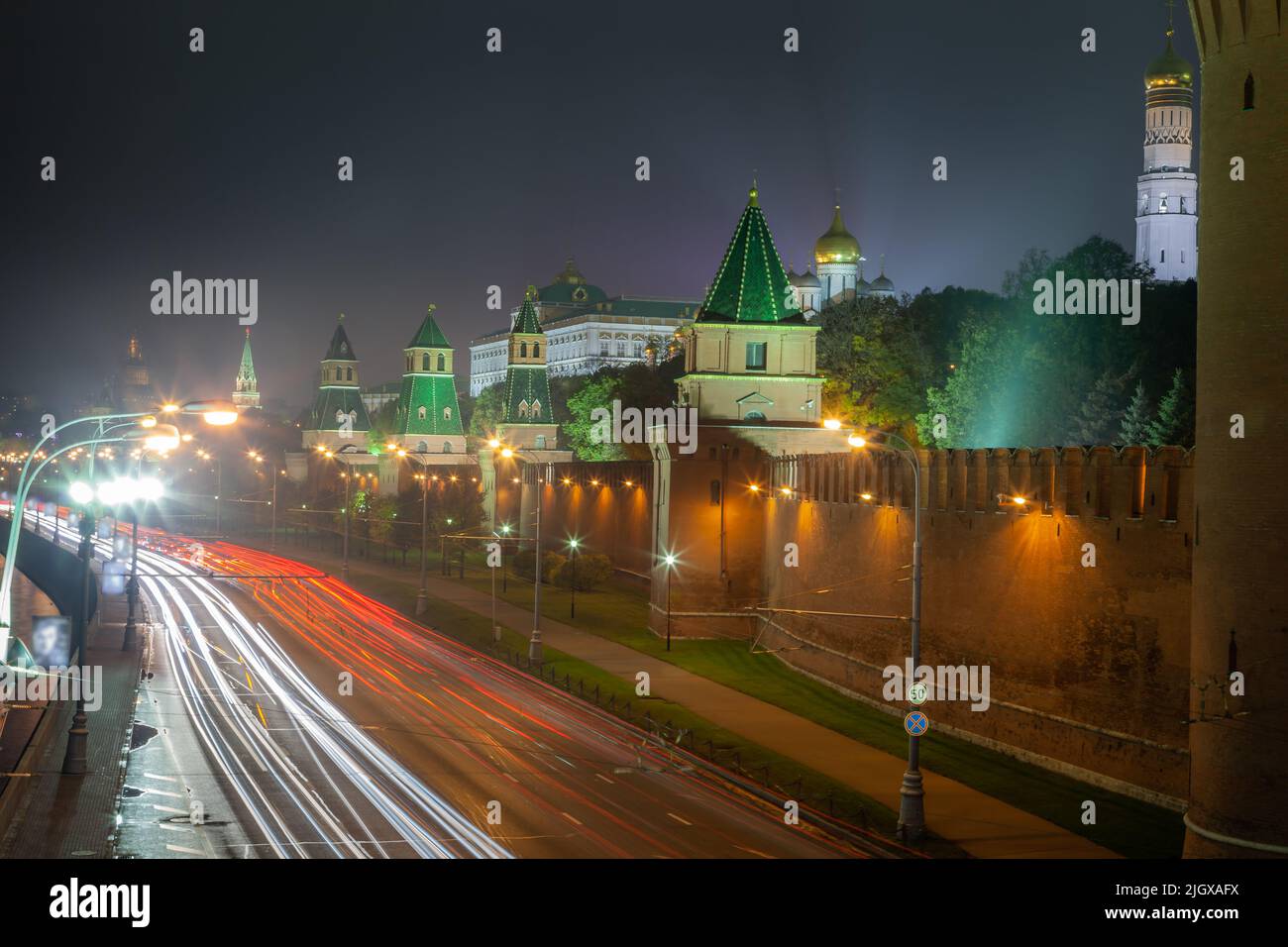 Kreml und Moskauer Allee bei Nacht, Russland, Langzeitbelichtung Bild Stockfoto