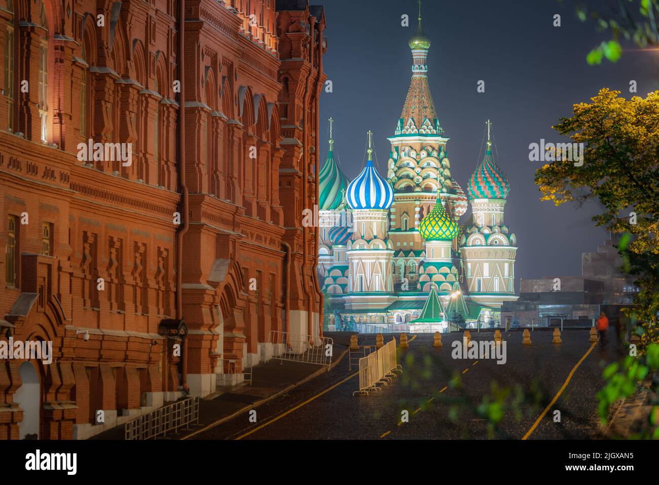 St. Basil s Cathedral bei Sonnenaufgang auf dem schönen Roten Platz, Moskau, Russland Stockfoto