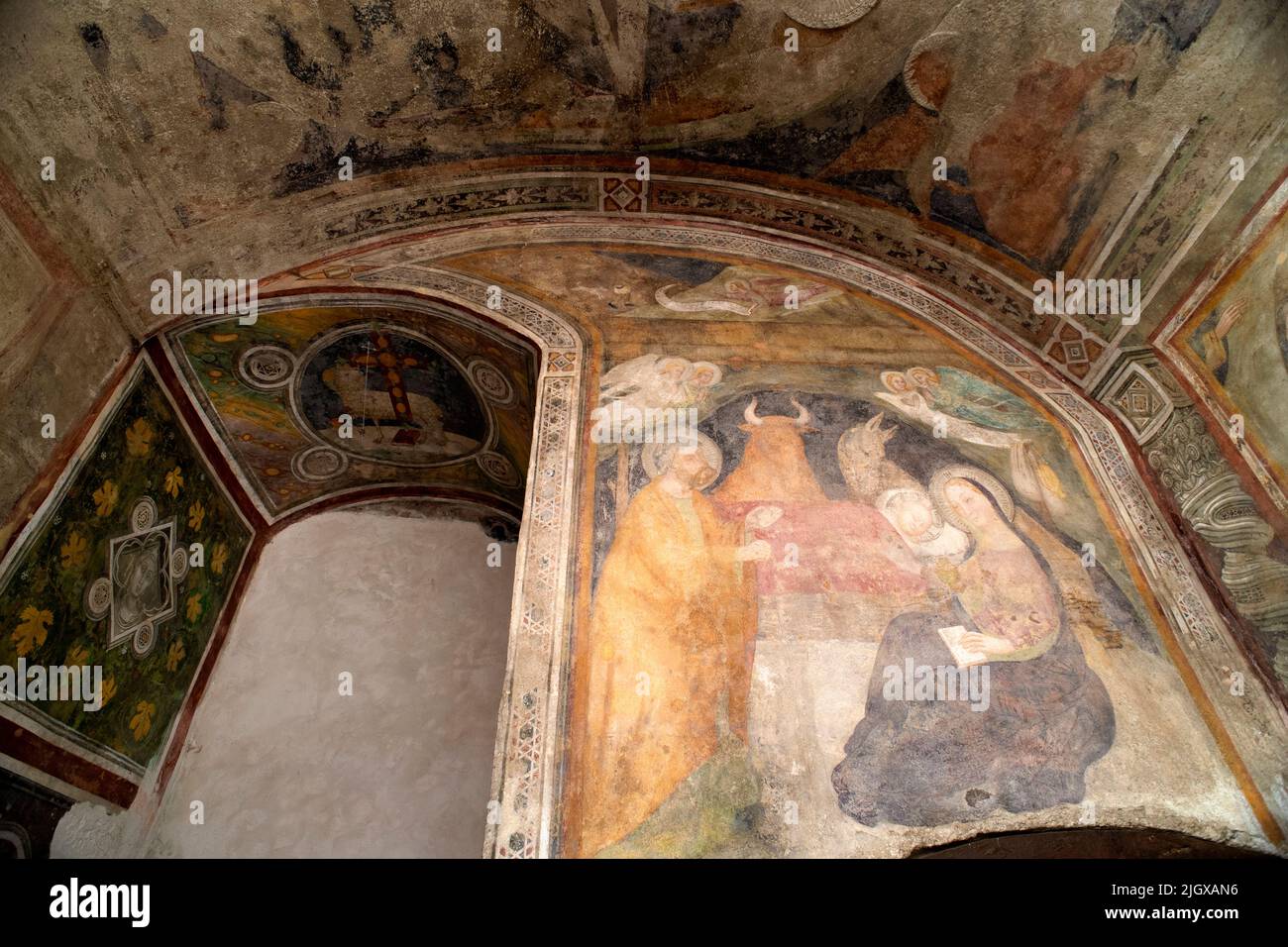 Italien Piemont Langhe Saliceto Castello dei Marchesi del Carretto a Saliceto - Fresken der Kapelle Überreste von Taddeo di Bartolo 1300 Stockfoto