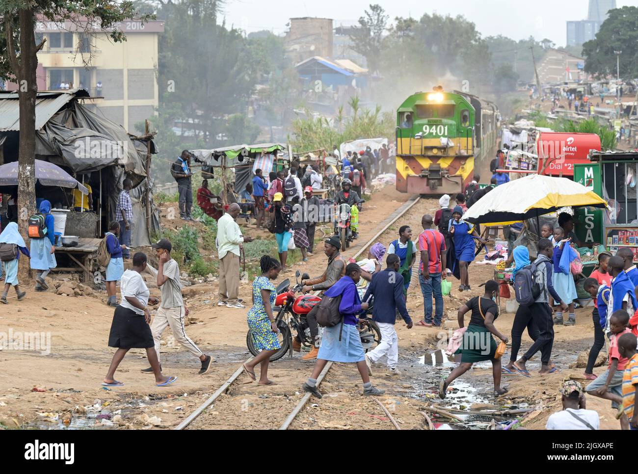 KENIA, Nairobi, Kibera Slum, Bahnlinie, Pendlerzug am Abend / KENIA
