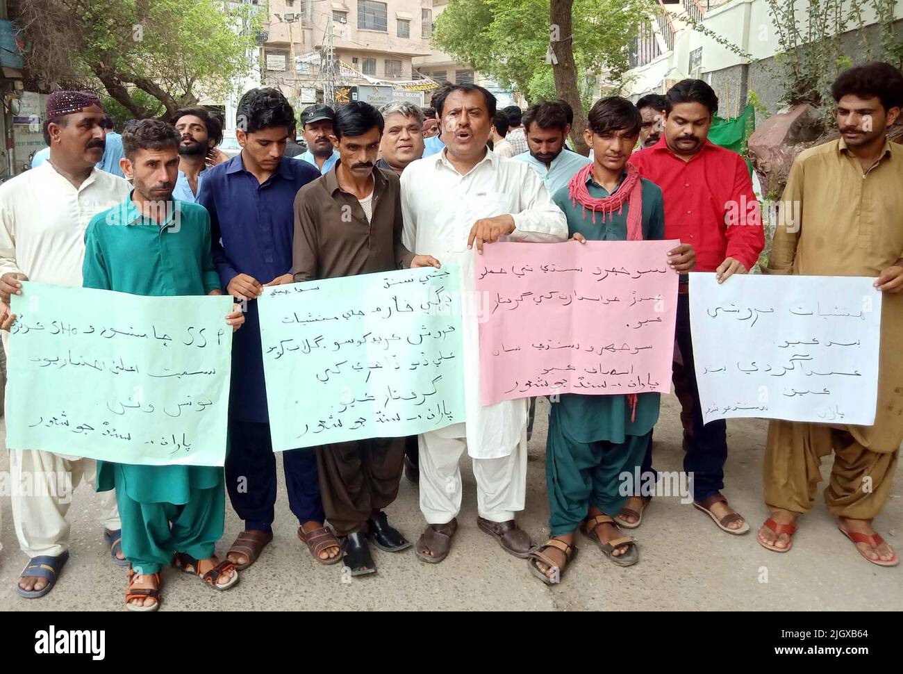 Bewohner des Standortes veranstalten am Mittwoch, den 13. Juli 2022, im Hyderabad-Presseclub eine Protestdemonstration gegen Drogenhändler in ihrem Gebiet. Stockfoto