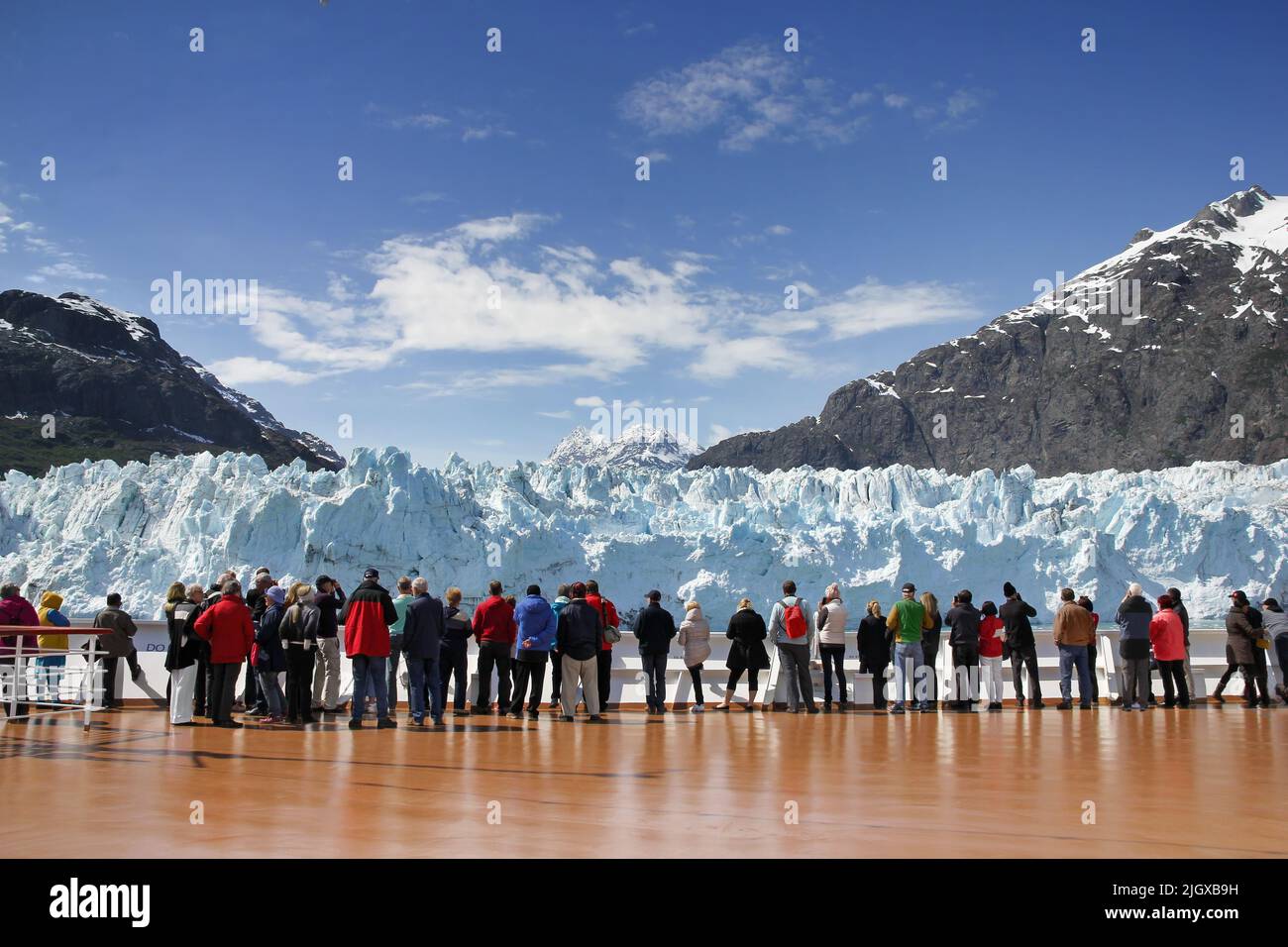 Alaska, USA - Mai 31. 2015: Kreuzfahrtpassagiere beobachten den Margerie Glacier, Alaska, USA Stockfoto