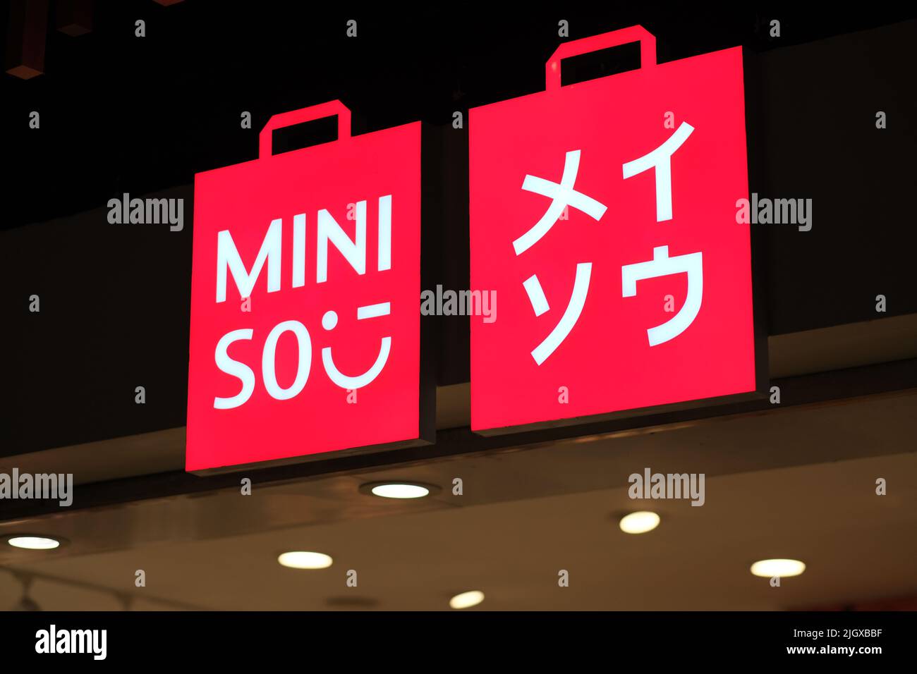 Shanghai, China-1. Januar 2022: Nahaufnahme MINISO Store Schild. Ein chinesischer Billigeinzelhändler und eine Varieté-Ladenkette Stockfoto