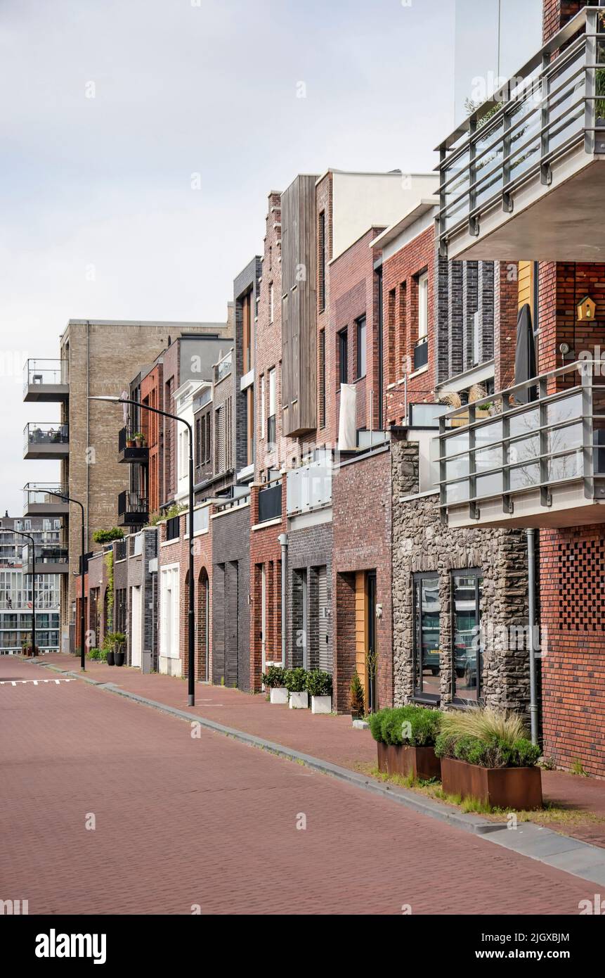 Dordrecht, Niederlande, 15. April 2022: Moderne Kanalhäuser mit individuellen Fassaden in verschiedenen Farben Stockfoto