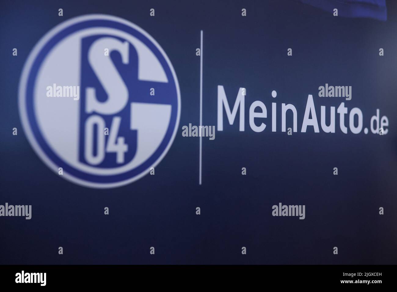 13. Juli 2022, Österreich, Mittersill: Trainingslager FC Schalke 04. Vorstellung des neuen Hauptsponsoren MeinAuto.de. Ansicht des FC Schalke 04 Wappen und des 'MeinAuto.de' Logos daneben. Der Vertrag zwischen dem Revierclub und der Online-Plattform für den digitalen Verkauf von Neuwagen in Deutschland beträgt bis zu drei Jahre. Foto: Tim Rehbein/dpa Stockfoto