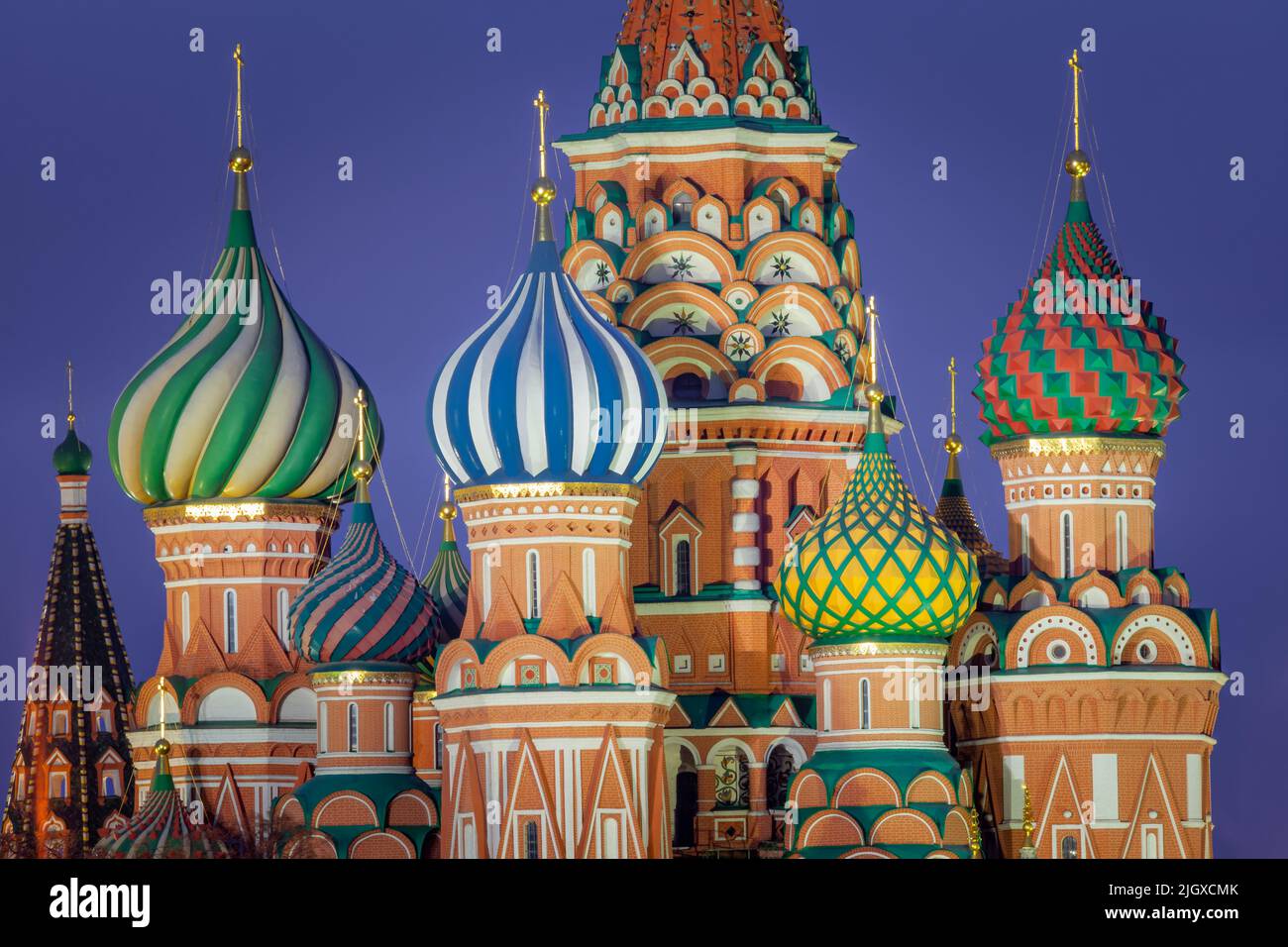 St. Basil s Cathedral bei Sonnenaufgang auf dem schönen Roten Platz, Moskau, Russland Stockfoto