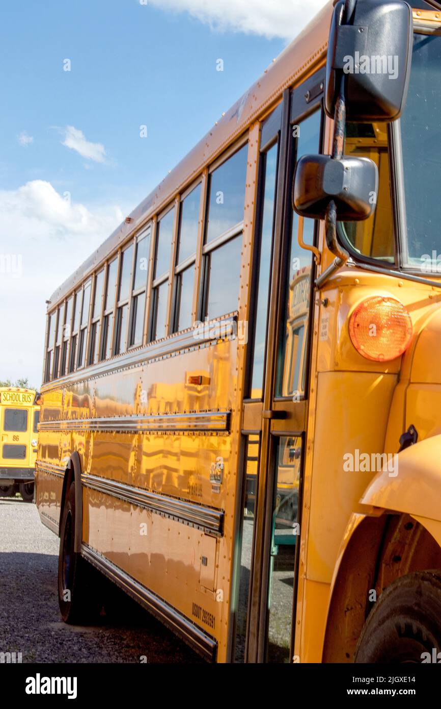 Big Yellow School Bus sind geparkt, sauber und glänzend warten auf die Kinder oder Kinder zur Schule zu bringen. Stockfoto