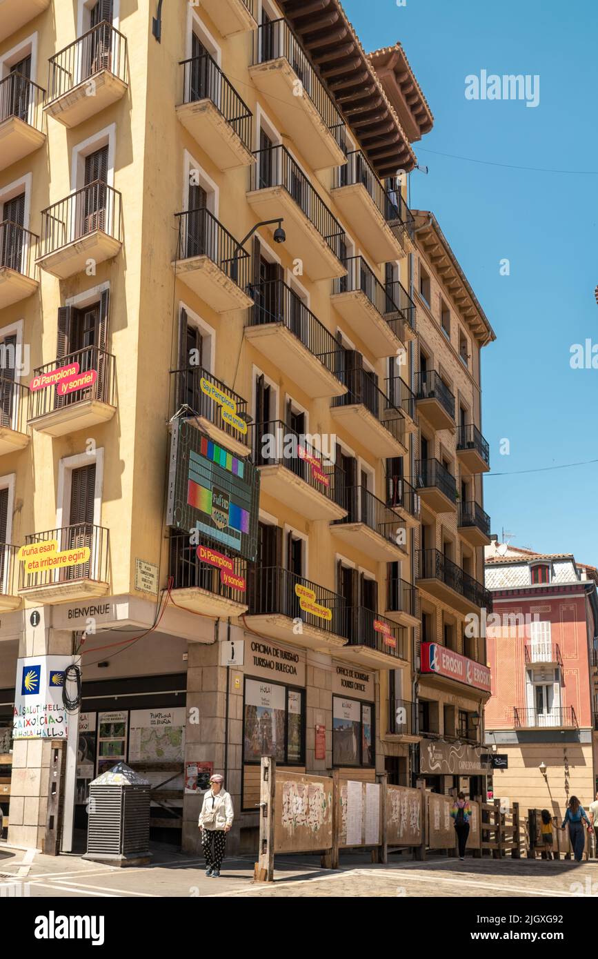 Die schönen Straßen der europäischen Stadt Pamplona wurden für die bevorstehende Veranstaltung von San Fermin, einem weltweit bekannten Festival in Spanien, vorbereitet und verziert. Stockfoto