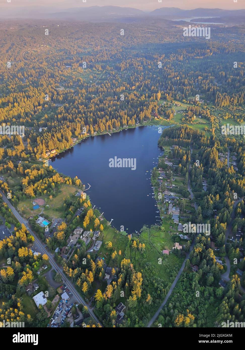 Luftaufnahme des Sees im Wald von Seattle Stockfoto