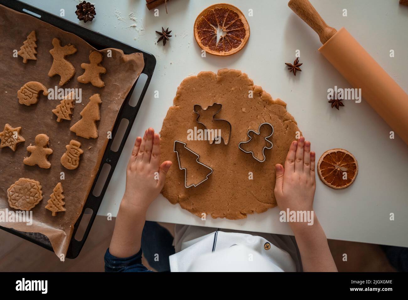 Weihnachts-Lebkuchen mit Formen aus dem Teig schneiden Stockfoto