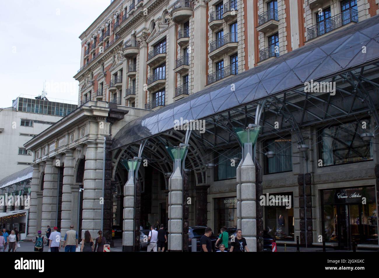 Moskau, Russland. 11.. Juli 2022. Ein Luxushotel, das früher als Ritz-Carlton bekannt war, befindet sich im Zentrum von Moskau. Das Ritz-Carlton änderte seinen Namen in Carlton Moscow, nachdem seine Muttergesellschaft, die US-amerikanische Hotelgruppe Marriott International, aus dem russischen Markt ausgezogen war. (Bild: © Vlad Karkov/SOPA Images via ZUMA Press Wire) Stockfoto