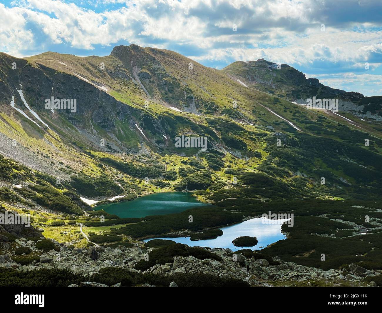 Bergtal mit Seen im Sommer Stockfoto
