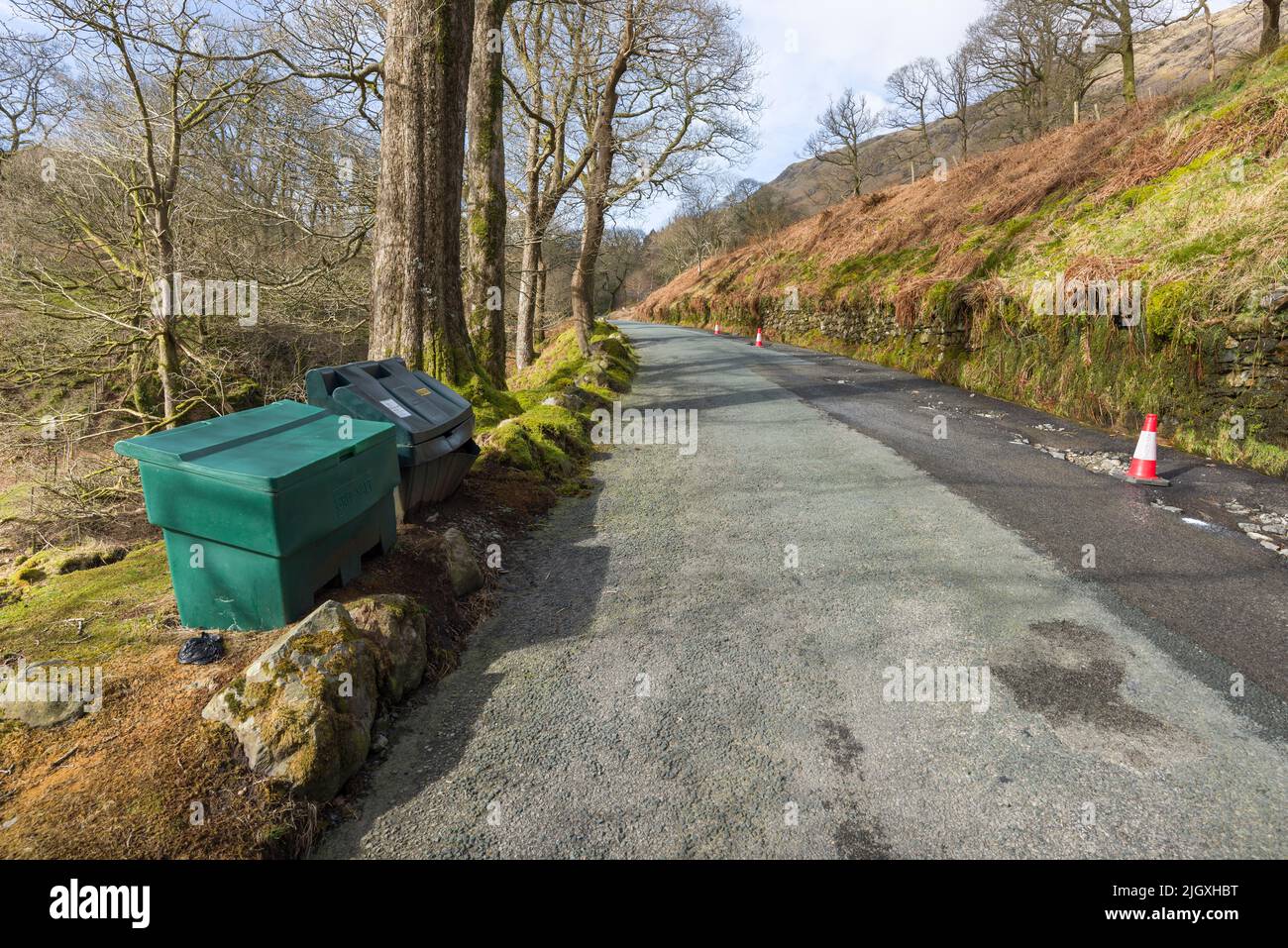 Körner und Salzbehälter neben der Honister Pass Straße oberhalb von Seatoller im Lake District National Park, Cumbria, England. Stockfoto