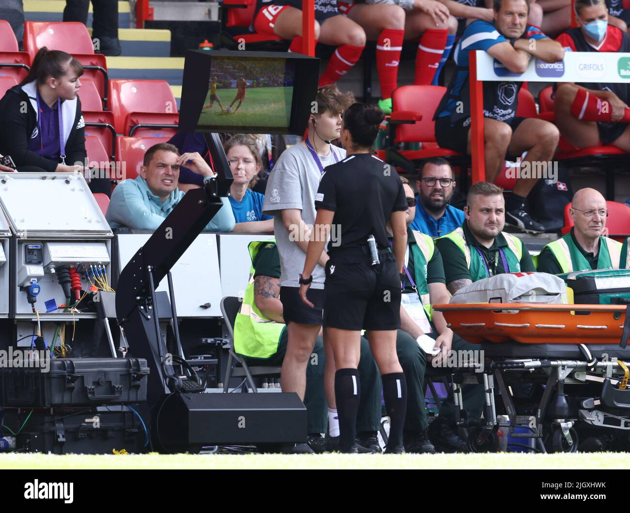 Sheffield, England, 13.. Juli 2022. Schiedsrichterin Marta De Aza überprüft den VAR-Bildschirm, bevor sie während des Spiels der UEFA Women's European Championship 2022 in Bramall Lane, Sheffield, einen Schweizer Elfmeteranspruch nicht zulässt. Bildnachweis sollte lauten: Darren Staples / Sportimage Stockfoto