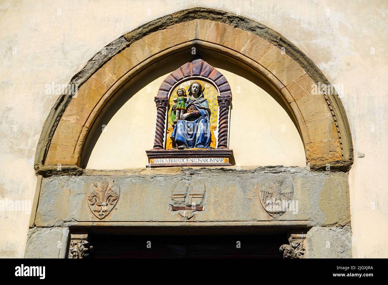 Giovanni della Robbia Madonna aus Terracota (1528-1529) über dem Portal der Kirche von San Barnaba, eine kleine Renaissance-Kirche, Florenz, ES. Stockfoto