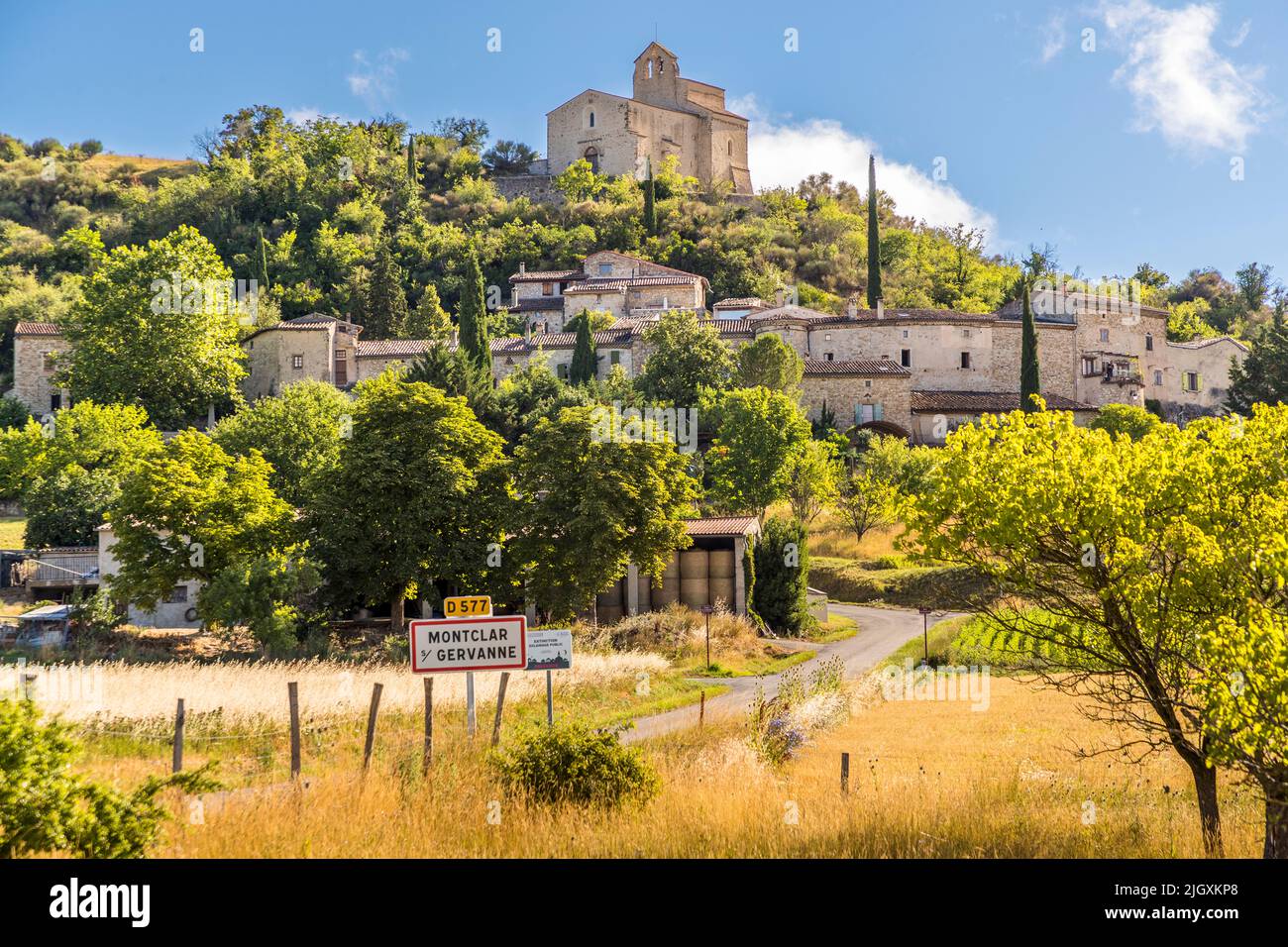 Montclar-sur-Gervanne gehört zu den Dörfern Perchés. Diese befestigten Siedlungen aus dem Mittelalter, die von Natur aus schwer zugänglich sind und oft über Wälle verfügen, sind typisch für die Provence im Südwesten Frankreichs Stockfoto