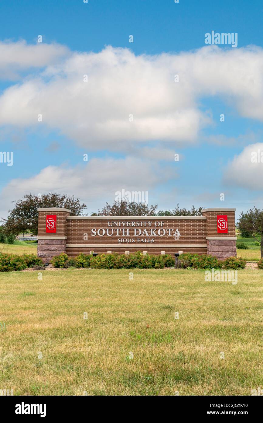 SIOUX FALLS, SD, USA - 11. JULI 2022: Eintrittsschild zur University of South Dakota. Stockfoto
