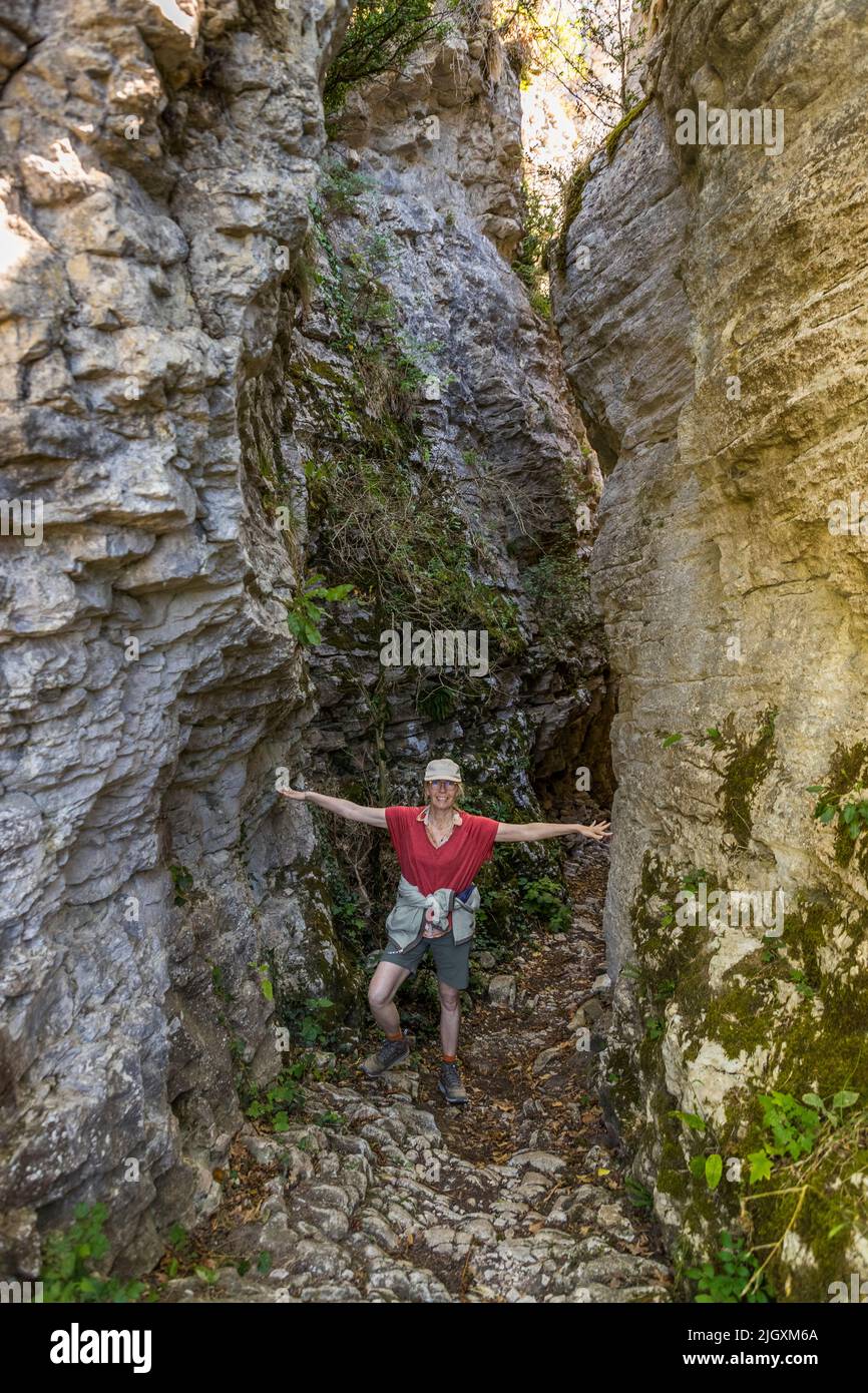 Wanderweg durch eine Schlucht auf dem Felsen von Vellan in der Nähe von die, Frankreich Stockfoto