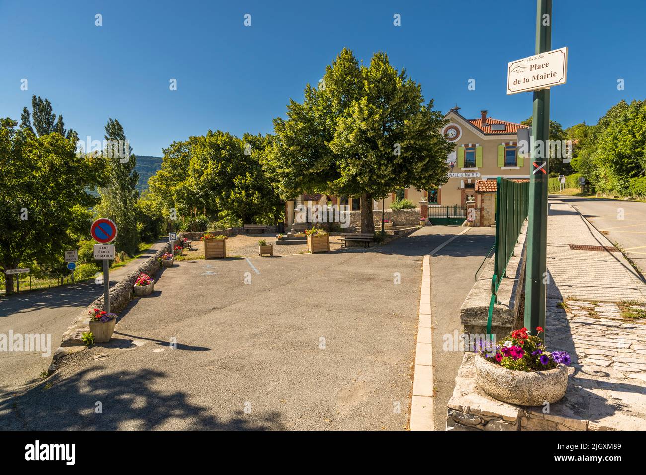 Das Büro des Bürgermeisters und die Schule von Plan-de-Baix (die, Frankreich) befinden sich im selben Haus Stockfoto