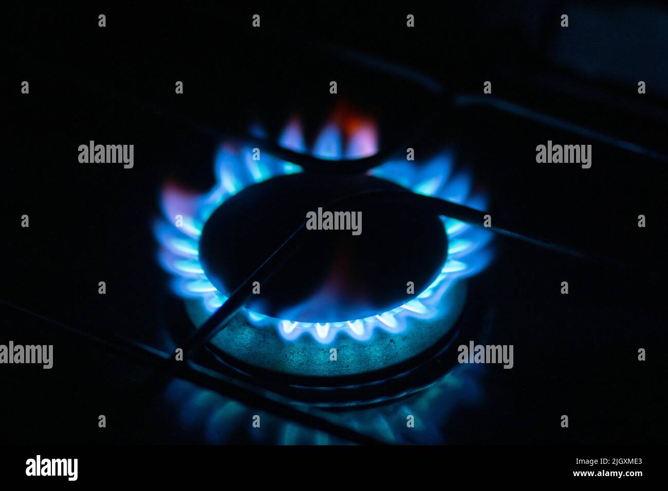 Gaskochfelder oder Brenner mit blauen Flammenemissionen. Konzepte von Energie, Rechnungen, Heizung, Kochen, fossilen Brennstoffen, Winter Stockfoto